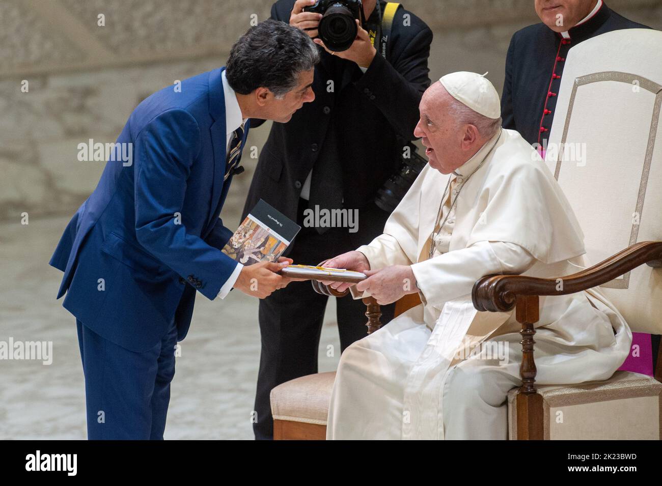 Rom, Italien. 22. September 2022. Italien, Rom, Vatikan, 22/09/22. Papst Franziskus begrüßt Punit Renjen, Managing Director von Deloitte Global, während einer privaten Audienz mit Mitgliedern VON DELOITTE Global International in der Paul VI Hall.Italia, Roma, Vaticano, 22/09/22. Papa Francesco saluta Punit Renjen, Amministratore delegato di Deloitte Global, durante un'udienza privata con i membri di DELOITTE Global International nell'Aula Paolo VI Foto von Massimiliano MIGLIORATO/Catholic Press Bildnachweis: Independent Photo Agency/Alamy Live News Stockfoto