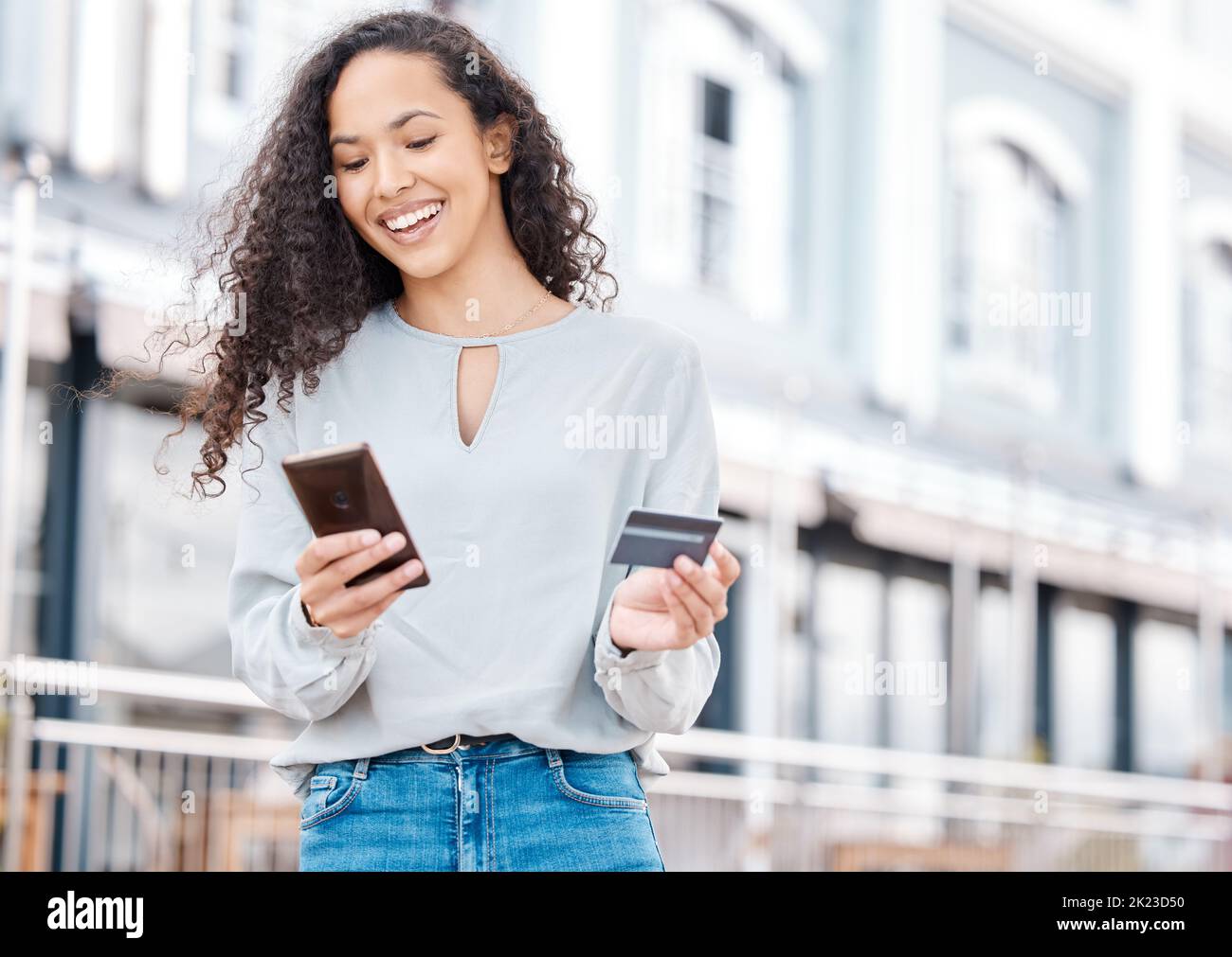 Mode Frau, Telefon und E-Commerce Online-Shopping in der Stadt mit Fintech, E-Commerce-App und Kreditkarte. Lächeln, glücklich und entspannen Person auf dem Gebäude Stockfoto