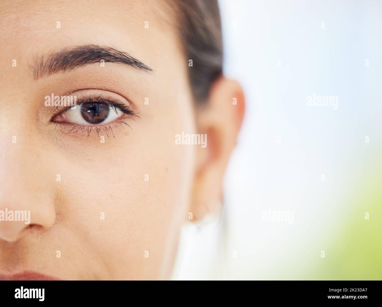 Frau, Auge und Gesichtsblick im Fokus für ein gesundes Leben und Sicht