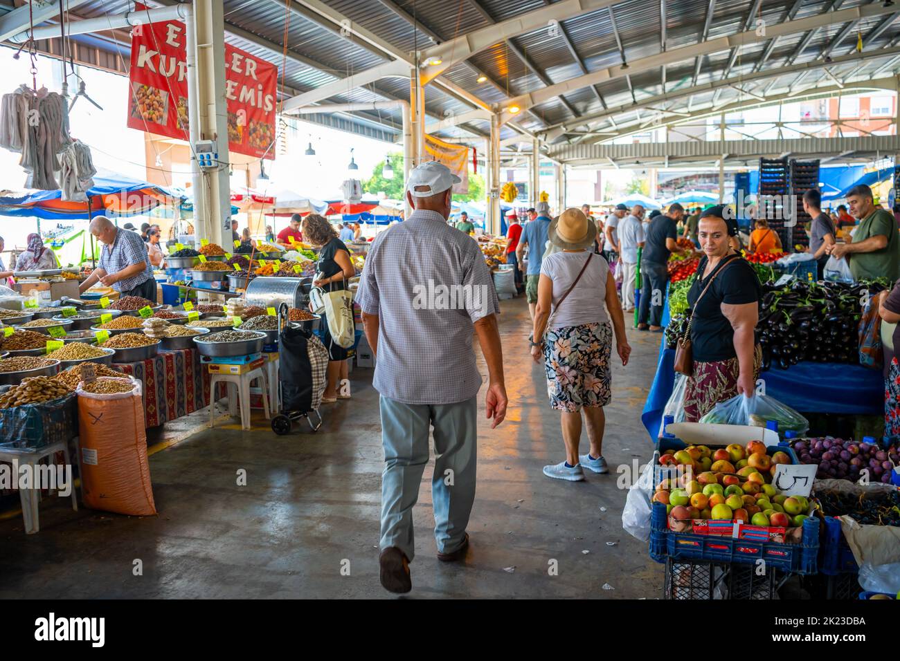 Antalya, Türkei - 13. September 2022: Menschen auf dem lokalen traditionellen Markt in Konyaalti Liman in Antalya, Türkei. Stockfoto