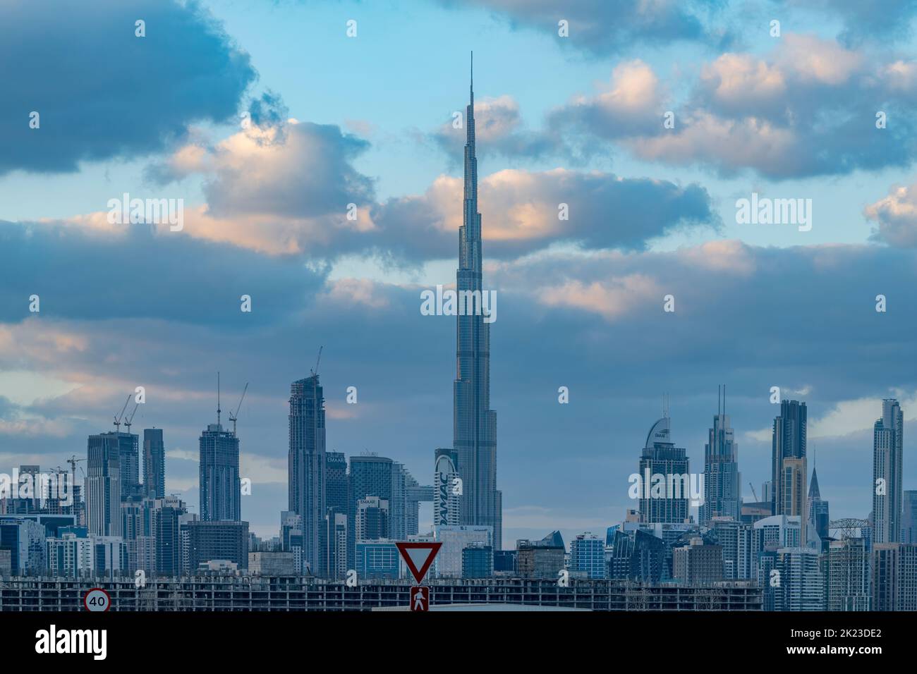 Blick auf den Sonnenuntergang über der Maidan Bridge Dubai, Stockfoto