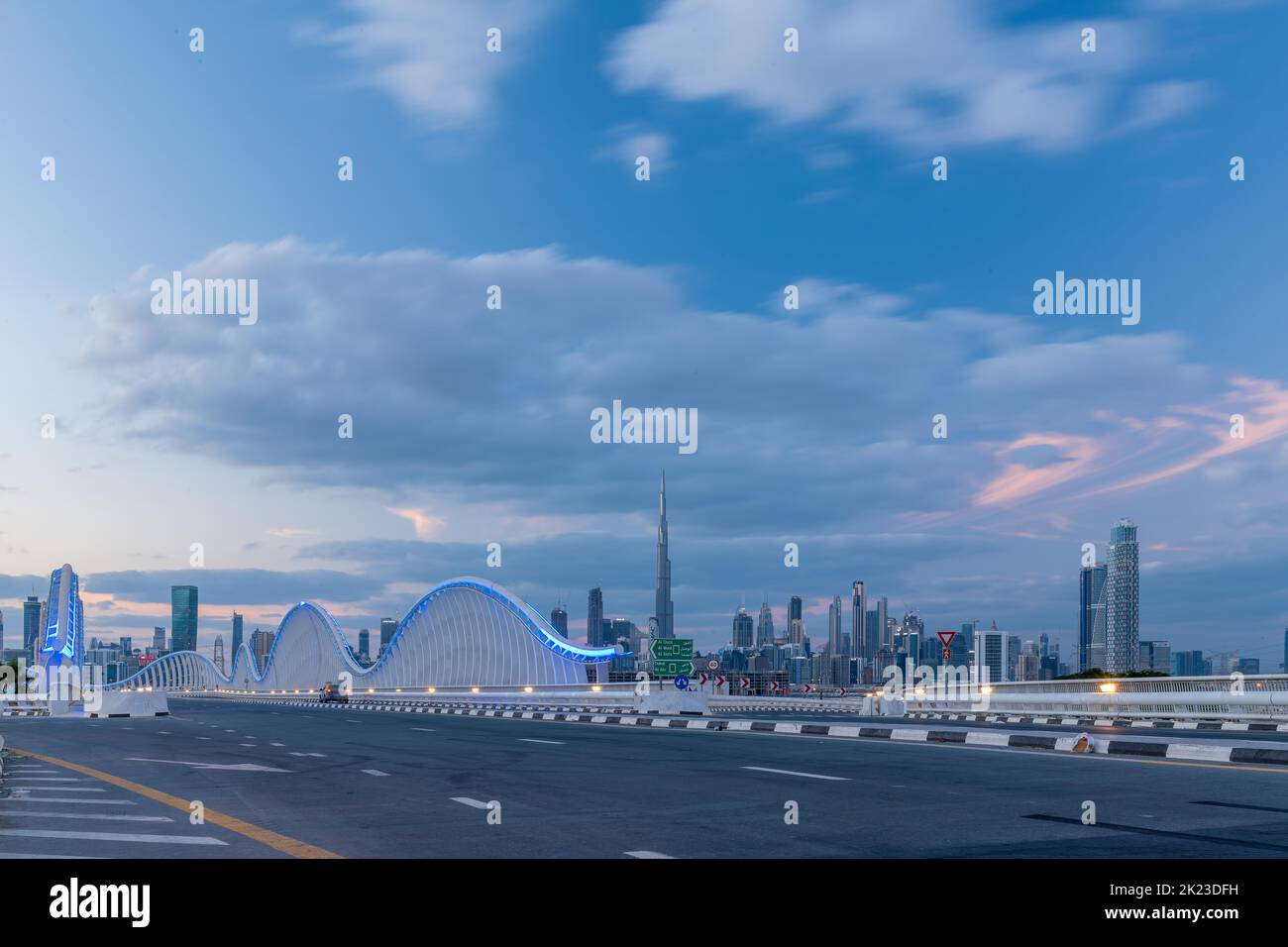Blick auf den Sonnenuntergang über der Maidan Bridge Dubai, Stockfoto