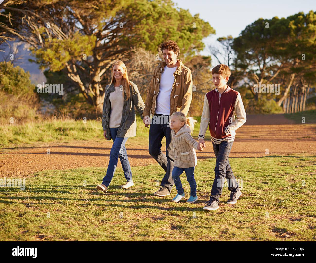 Auf einem gemütlichen Familienspaziergang. Eine junge Familie genießt einen Spaziergang im Freien. Stockfoto