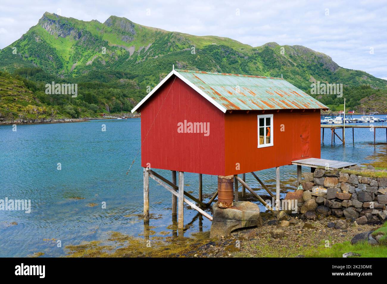 Traditionelles rotes Holzhaus an der Küste von Pundslettvagen, Lofoten, Norwegen Stockfoto