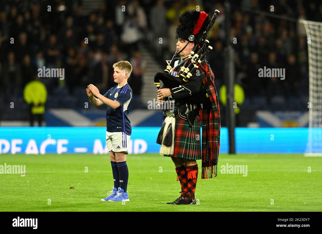 Glasgow, Schottland, 21.. September 2022. Die britische Gebärdensprache wurde während der Nationalhymne vor dem Spiel der UEFA Nations League im Hampden Park, Glasgow, verwendet. Bildnachweis sollte lauten: Neil Hanna / Sportimage Stockfoto