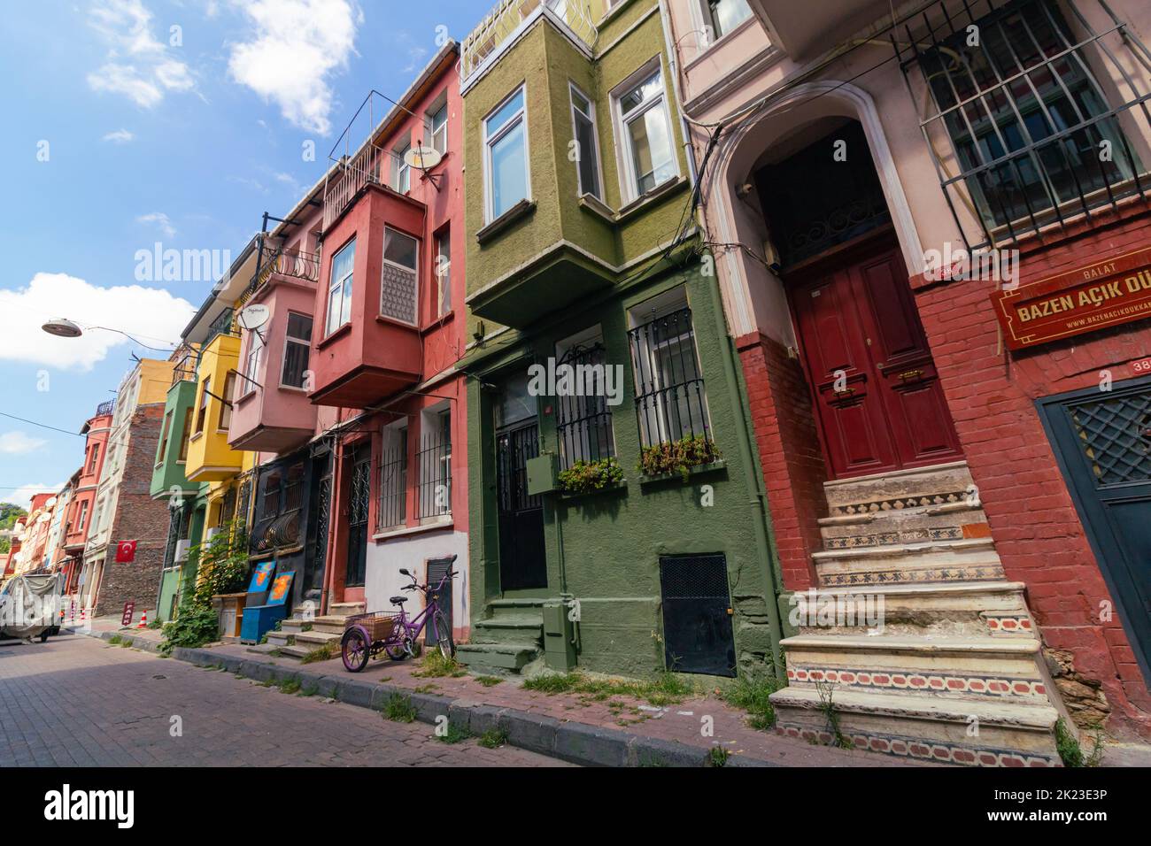 Reise nach Istanbul. Eine Straße und traditionelle historische türkische Häuser im Fener- oder Balat-Viertel. Istanbul Türkei - 8.20.2022 Stockfoto