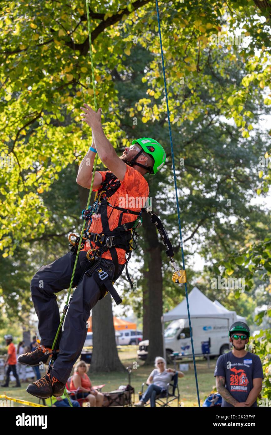 Detroit, Michigan - Professionelle Baumpfleger nehmen an der Michigan Tree Climbing Championship Teil. Stockfoto