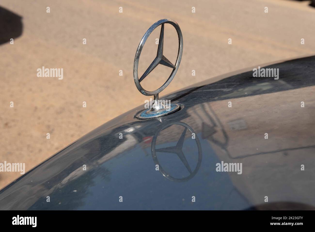 Felanitx, Spanien; september 18 2022: Symbol des Automobilkonzerns Mercedes-Benz auf einem grauen Auto, das auf der Straße geparkt ist Stockfoto