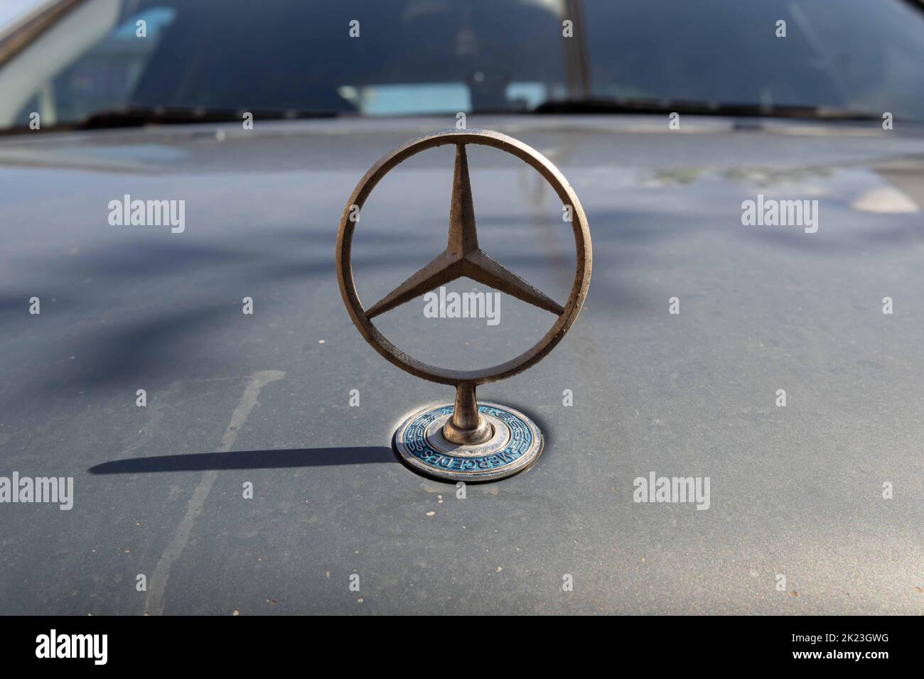 Felanitx, Spanien; september 18 2022: Symbol des Automobilkonzerns Mercedes-Benz auf einem grauen Auto, das auf der Straße geparkt ist Stockfoto