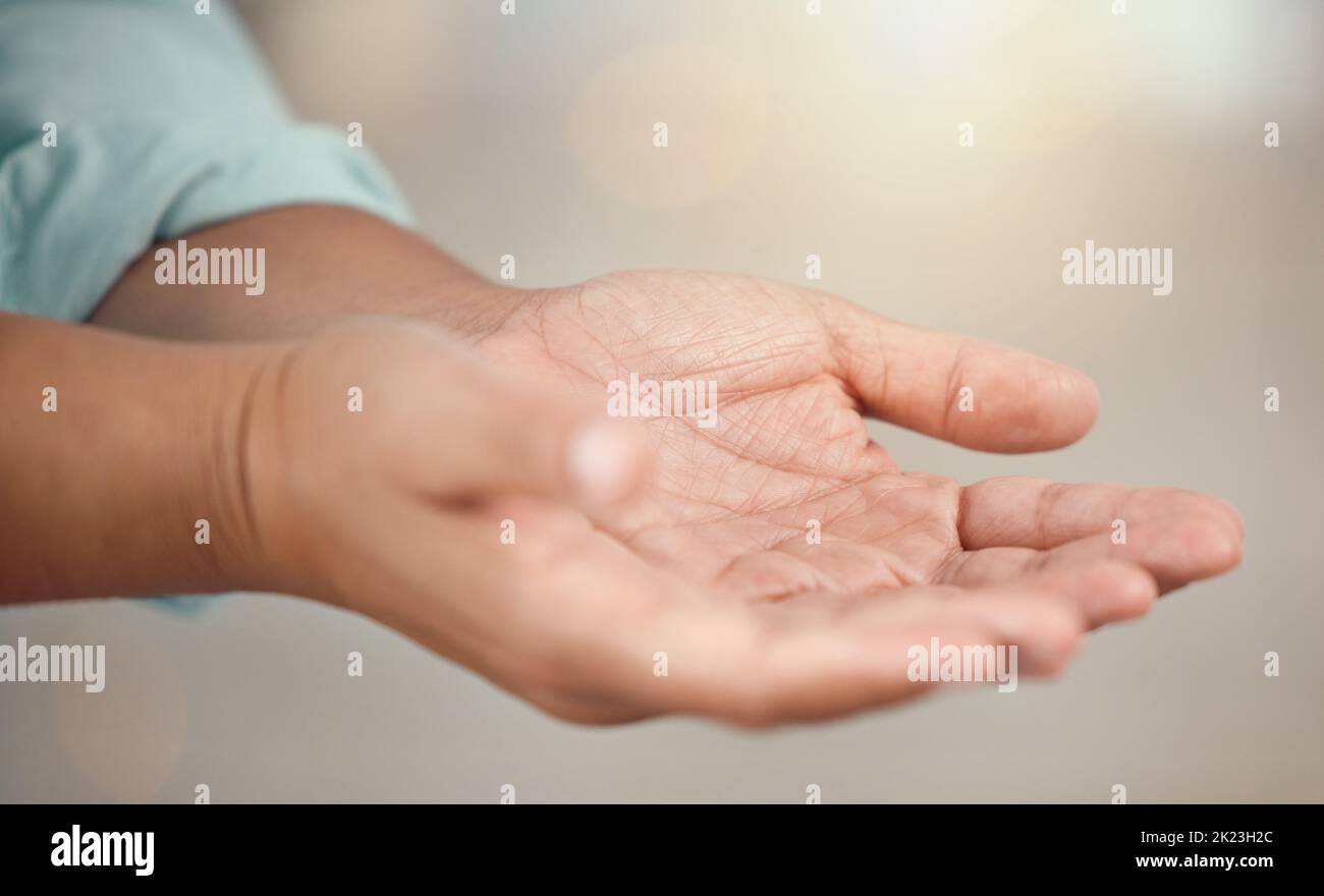 Person öffnet die Hände für wohltätige Zwecke, Unterstützung oder Armut mit Lichtreflexen und Mockup. Gemeinschaft, Liebe und Fürsorge mit leeren Handflächen im Gebet, Hoffnung oder Glauben Ikone Stockfoto