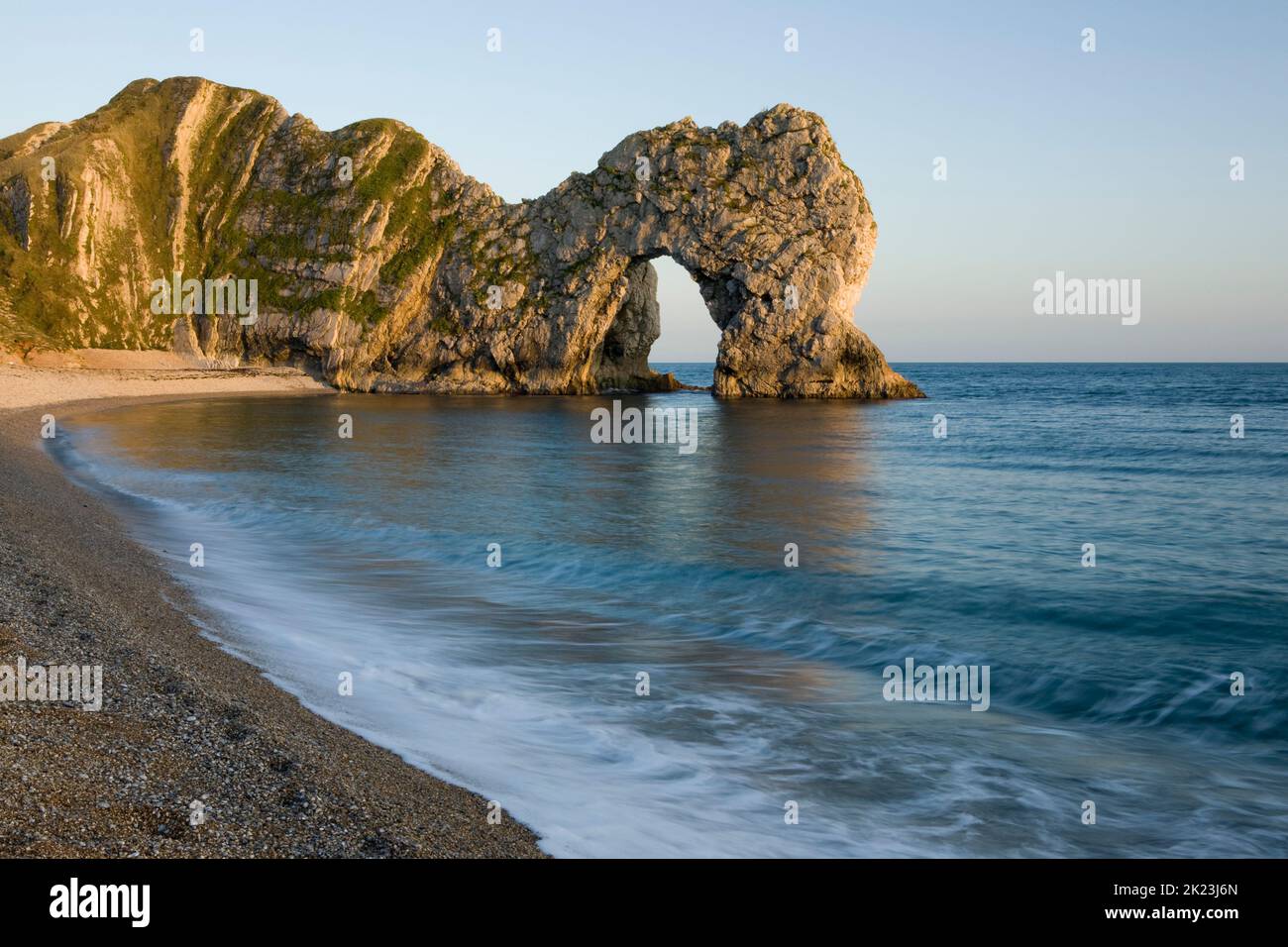 Durdle Door ist ein natürlicher Kalkstein Bogen auf der Jurassic Coast von Dorset Stockfoto