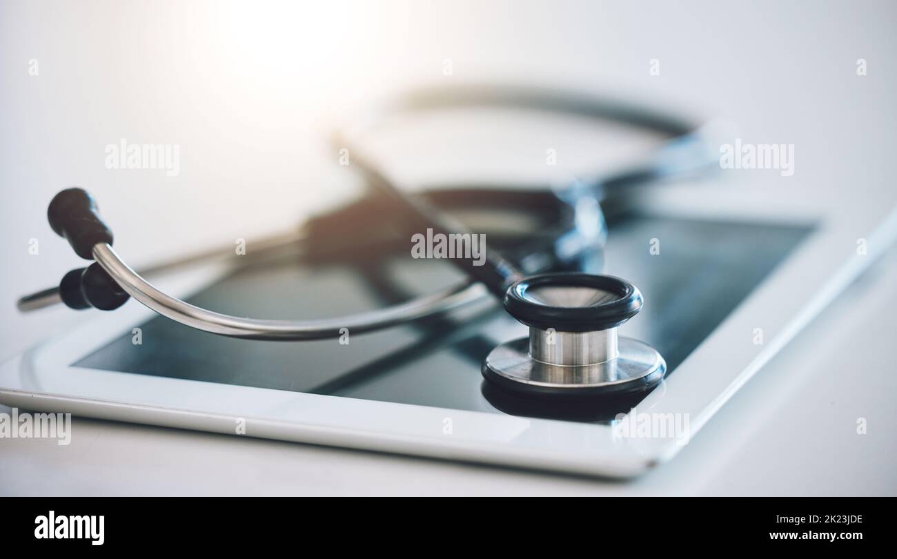 Stethoskop, digitales Tablet und telemedizinische App für Krankenhäuser, medizinische Wellness- und Gesundheitseinrichtungen. Zoom auf Kommunikation Internet-Technologie, Medizin Stockfoto