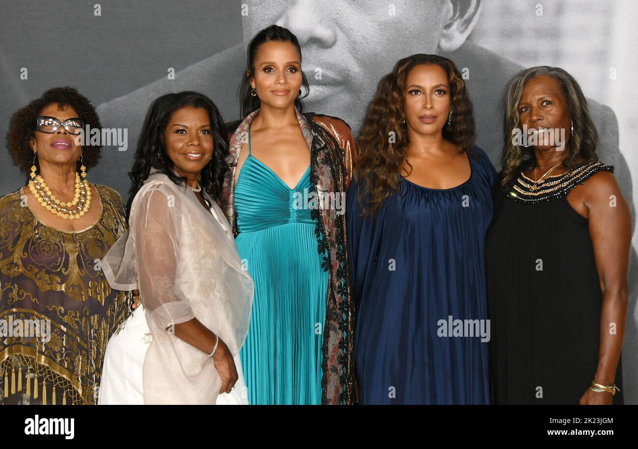 Los Angeles, Ca. 21. September 2022. Sidney Poitier, Sherri Poitier, Beverly Poitier-Henderson, Sydney Tamiia Poitier, Anika Poitier, Pamela Poitier, bei der Premiere von „Sidney“ von Apple TV am 21. September 2022 im Academy Museum of Motion Picturs in Los Angeles, Kalifornien. Quelle: Saye Sadou/Media Punch/Alamy Live News Stockfoto