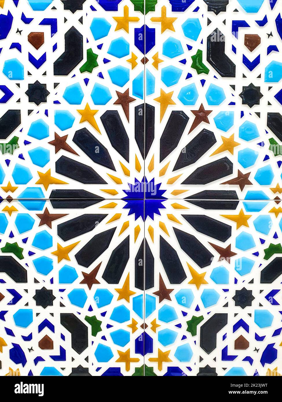 Traditionelles usbekisches Muster auf Keramikfliesen an der Wand der Moschee Nahtloses altes Blumenmuster abstrakter Hintergrund. Stockfoto