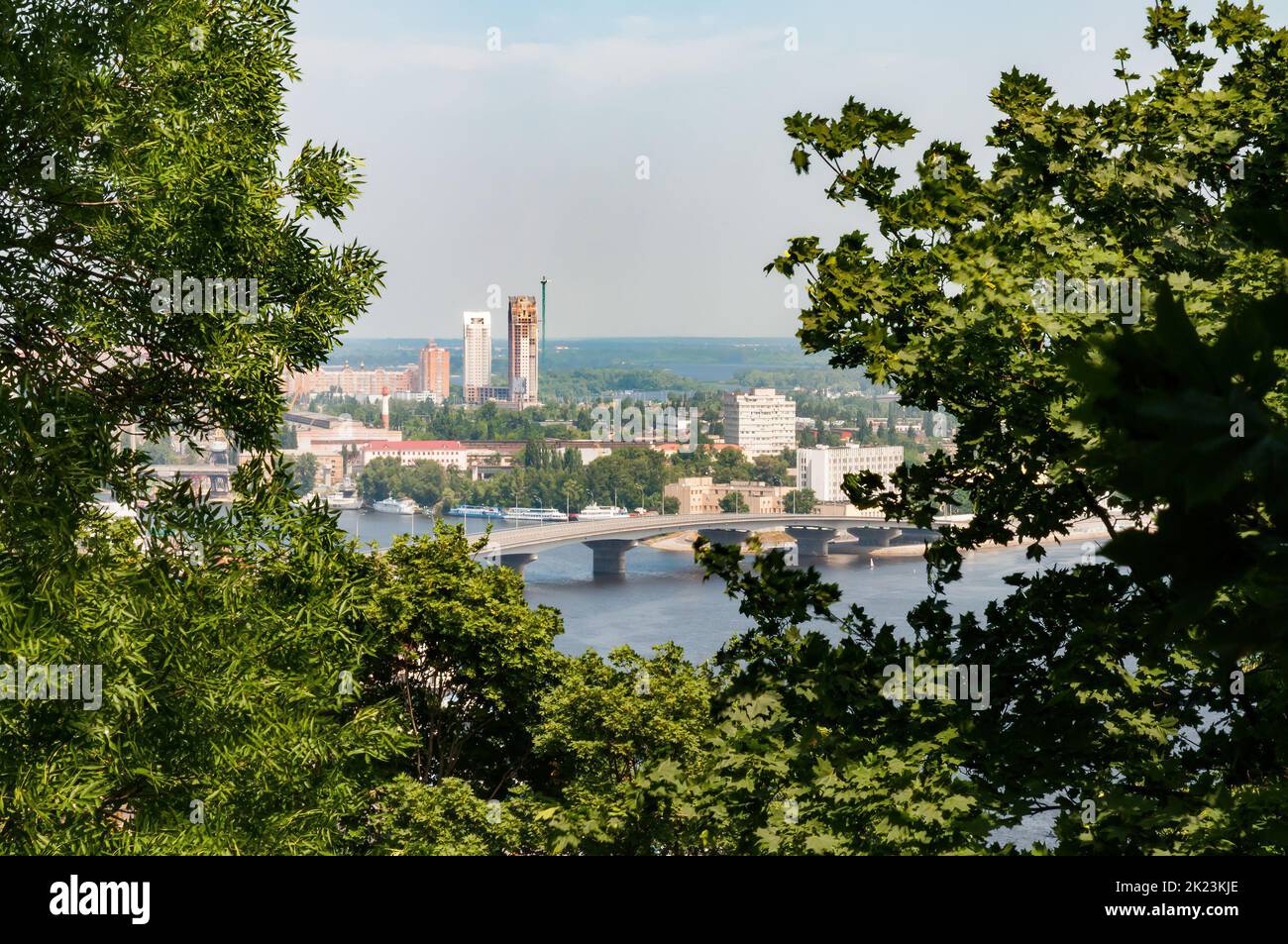 Blick auf das Kiewer Obolon-Viertel vom Wolodymyrska-Hügel aus.in der Ferne erscheinen hohe Gebäude Stockfoto
