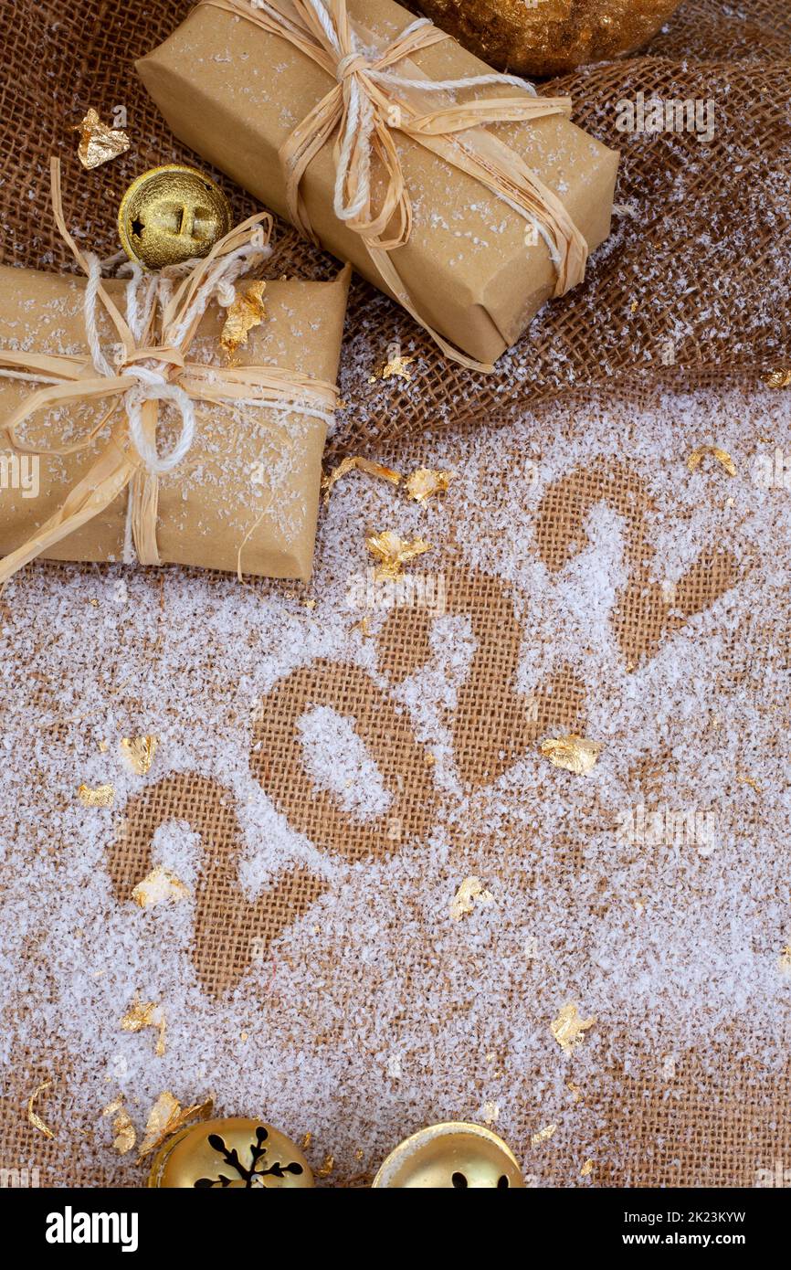 Rustikale Feier der Festtage 2022 mit Schnee und hessen Stockfoto