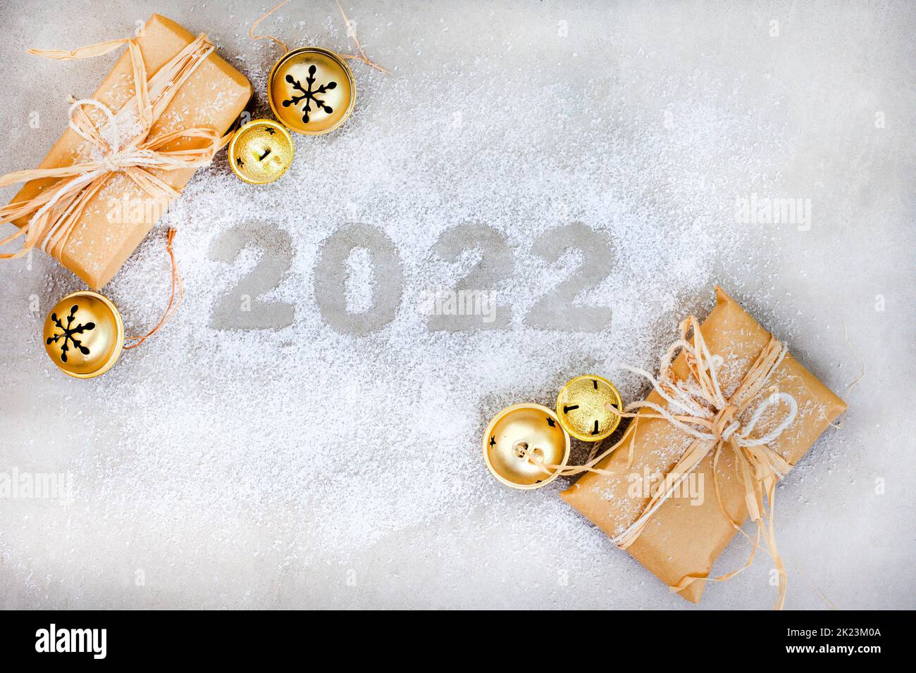 Festliche Saison 2022 auf grau mit Schnee und rustikalem Dekor Stockfoto