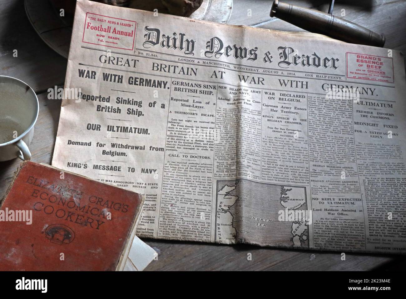 Daily News and Leader, 1914 Headline,Großbritannien im Krieg mit Deutschland, auf einem Küchentisch Stockfoto