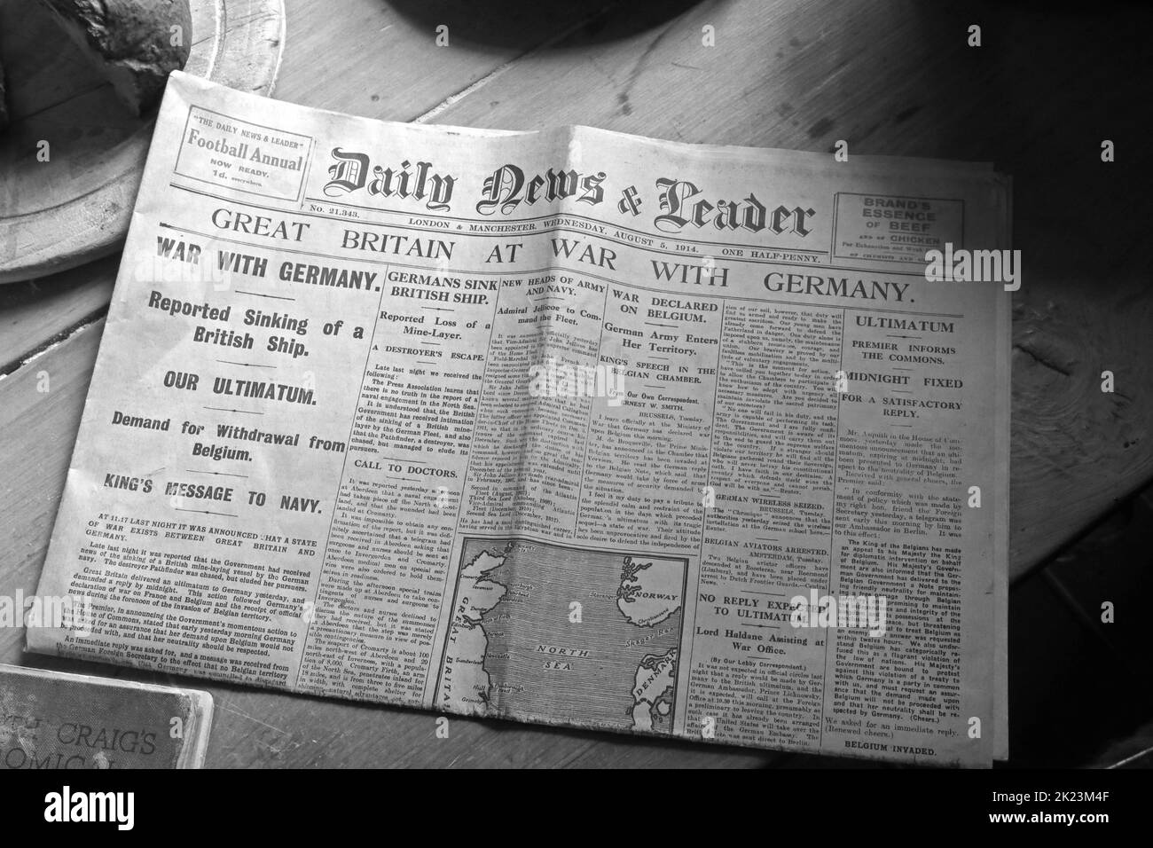 Daily News and Leader, 1914 Headline,Großbritannien im Krieg mit Deutschland, auf einem Küchentisch Stockfoto