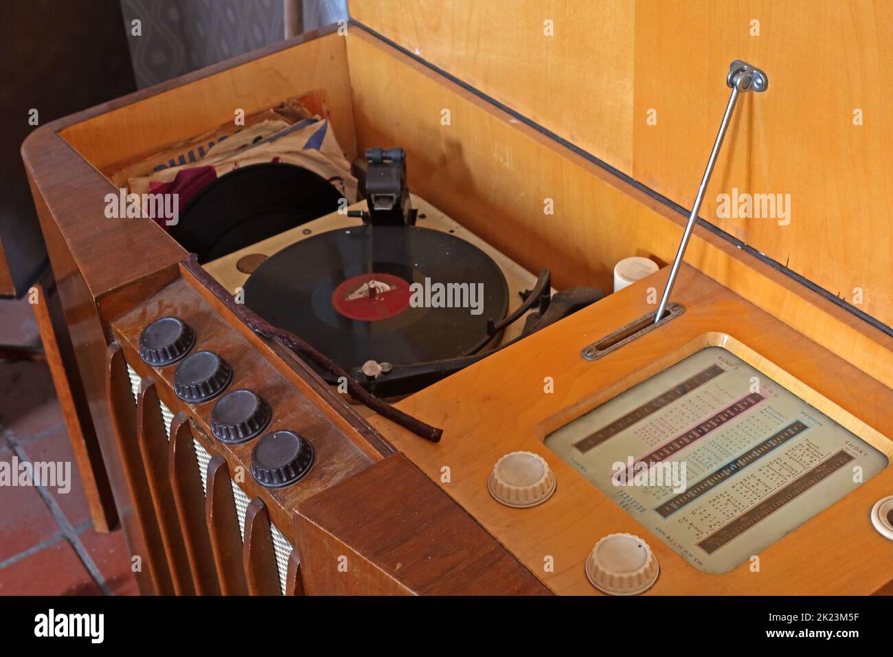 Ferguson 401 Radiogramm mit Plattenspieler und 12-Zoll-Vinyl-LP, die die Herzklappentechnologie der Mitte des Jahrhunderts in einem englischen Wohnzimmer zeigt Stockfoto