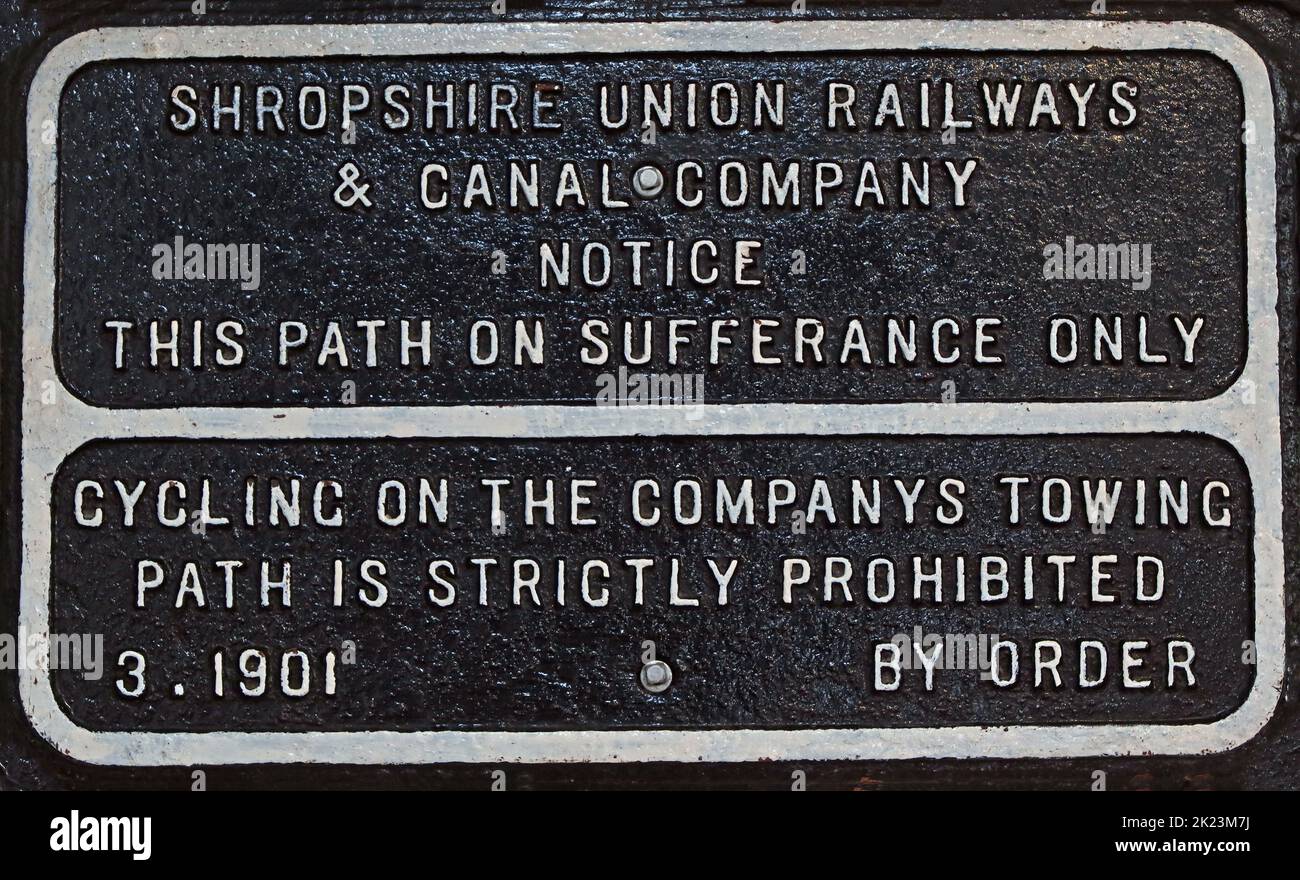 Schwarzes Gusseisenschild, Hinweis der Shropshire Union Railways & Canal Company, dieser Weg nur auf Leiden - Radfahren auf der Abschleppstrecke des Unternehmens Stockfoto
