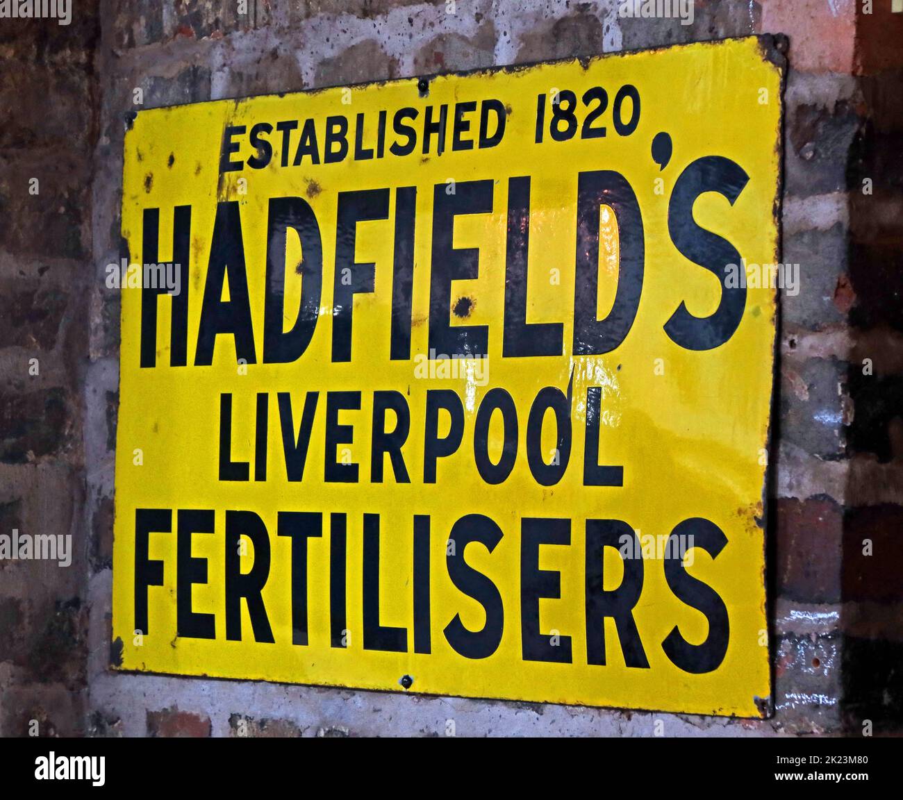 Gelbes emailliertes Metallschild, Hadfields Liverpool Fertilisers, gegründet 1820, Werbung Stockfoto