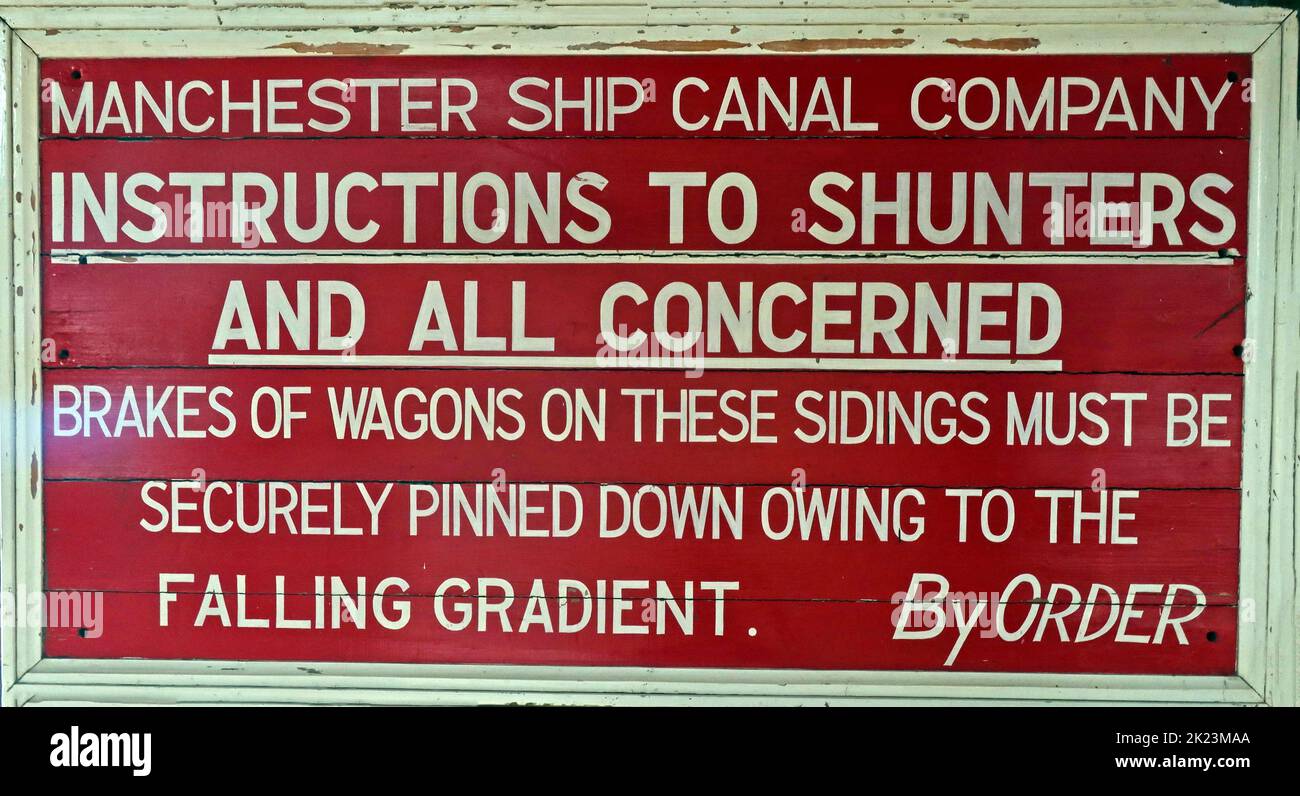 Schild der Manchester Ship Canal Company - Anweisungen für Jäger und alle Beteiligten. Die Bremsen der Wagen auf diesen Gleisen müssen sicher befestigt sein Stockfoto