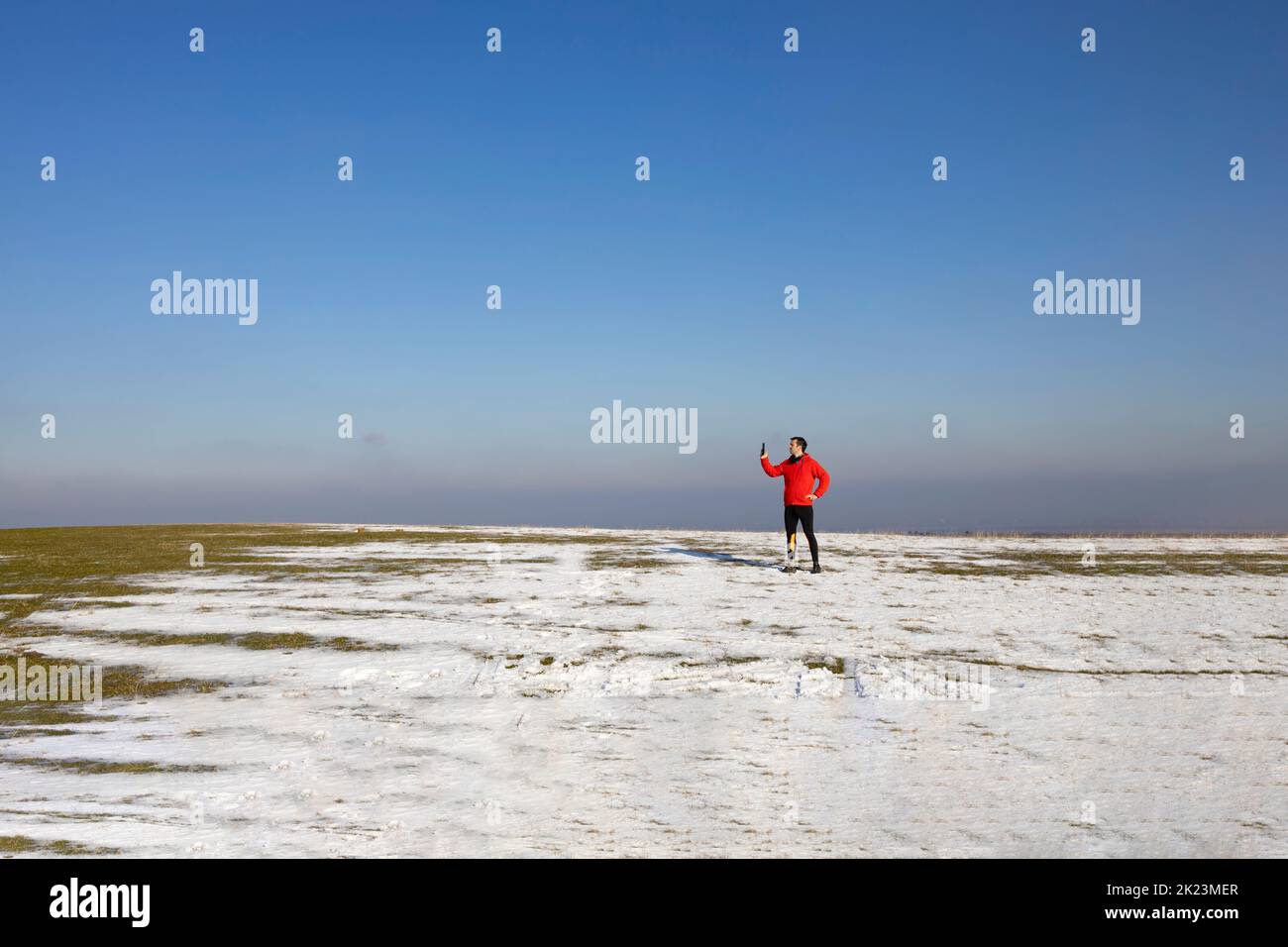 Ein Mann, der im Winter im Freien ein Telefon benutzt Stockfoto