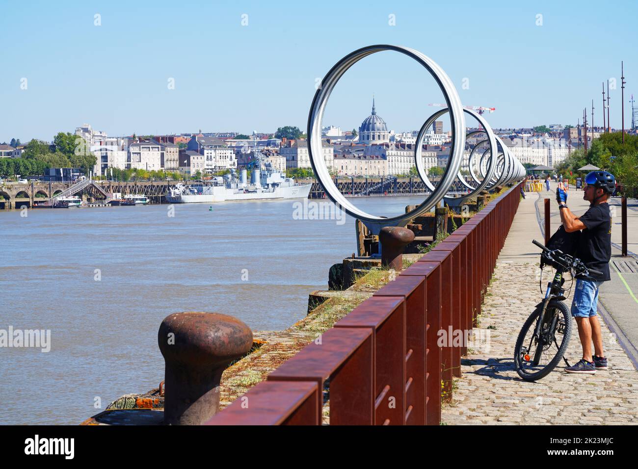 NANTES, FRANKREICH -10 AUG 2022- Blick auf Les Anneaux (die Ringe), eine ikonische Kunstinstallation auf der Werft auf der Insel Ile de Nantes an der Loire Stockfoto