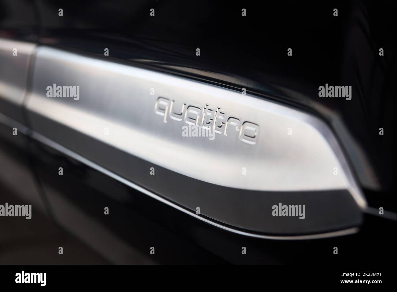 Berlin - August 2022: Audi Q7 S-line Q7 S line zweite Generation SUV Seitenschuss QUATTRO Logo Emblem Nahaufnahme. Stockfoto