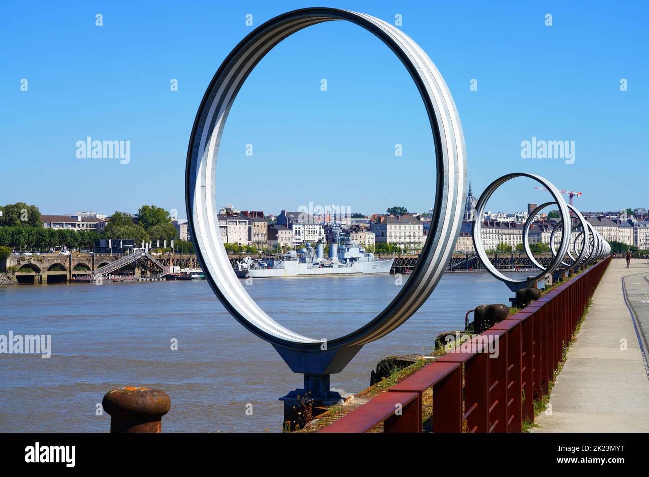 NANTES, FRANKREICH -10 AUG 2022- Blick auf Les Anneaux (die Ringe), eine ikonische Kunstinstallation auf der Werft auf der Insel Ile de Nantes an der Loire Stockfoto