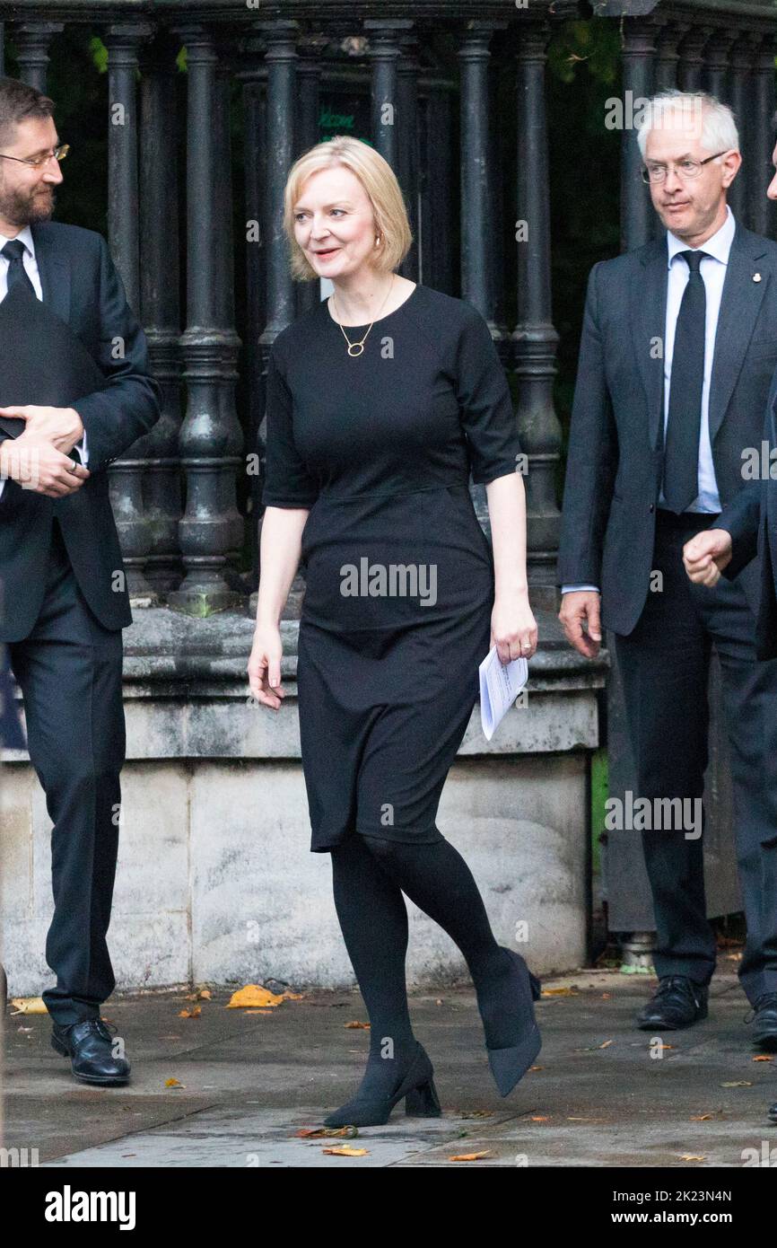 Politiker, einschließlich Premierminister Liz Truss ihr Kabinett verlassen St. Paul's Cathedral nach der Teilnahme an einem Gottesdienst für den Tod von Königin Elizabeth II.. Stockfoto