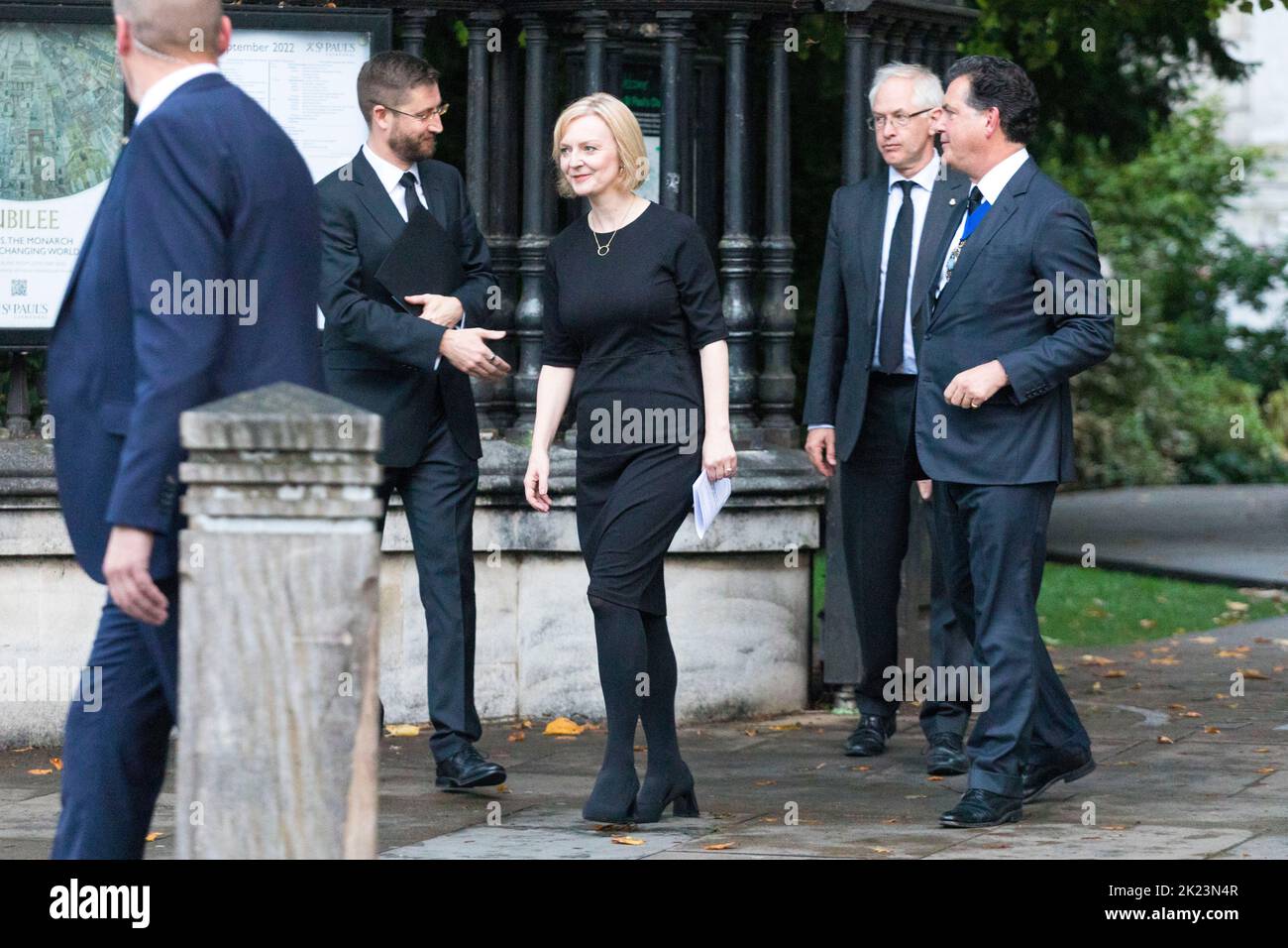 Politiker, einschließlich Premierminister Liz Truss ihr Kabinett verlassen St. Paul's Cathedral nach der Teilnahme an einem Gottesdienst für den Tod von Königin Elizabeth II.. Stockfoto