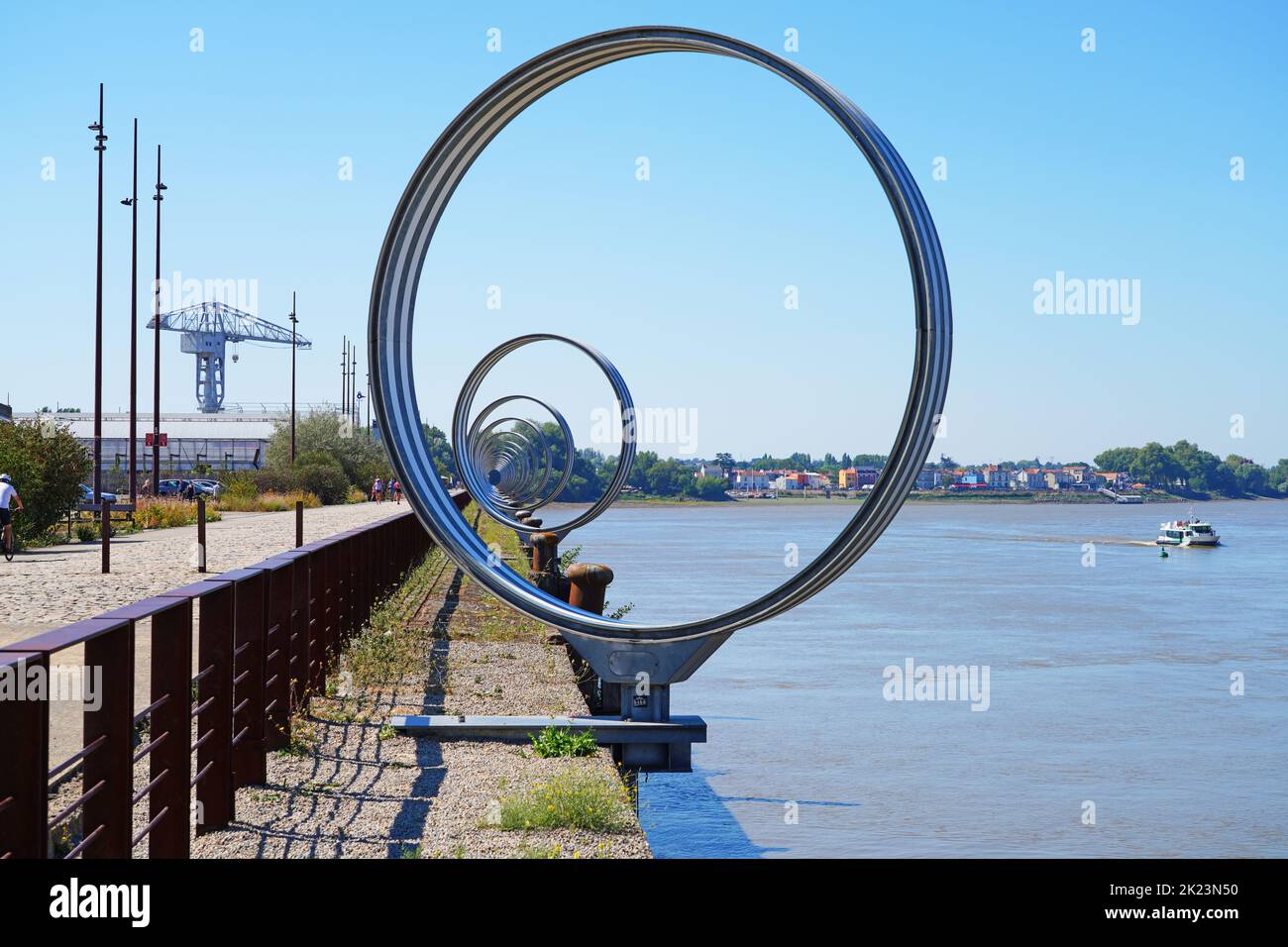 NANTES, FRANKREICH -10 AUG 2022- Blick auf Les Anneaux (die Ringe), eine ikonische Kunstinstallation auf der Werft auf der Insel Ile de Nantes an der Loire Stockfoto