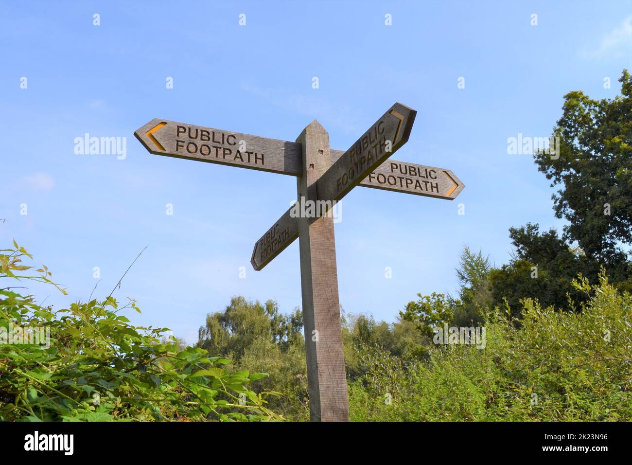 Öffentlicher Fußweg Schild Richtung Landschaft Stockfoto