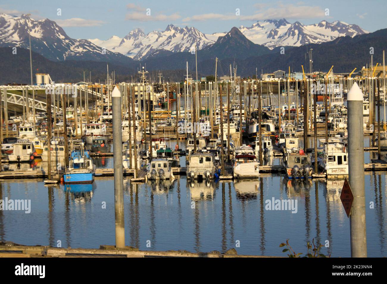 Marina und Fischerhafen in der Nähe von Homer, Alaska, fotografiert. Homer ist eine Stadt im Kenai Peninsula Borough im US-Bundesstaat Alaska. Es ist 218 mi (351 km) Stockfoto