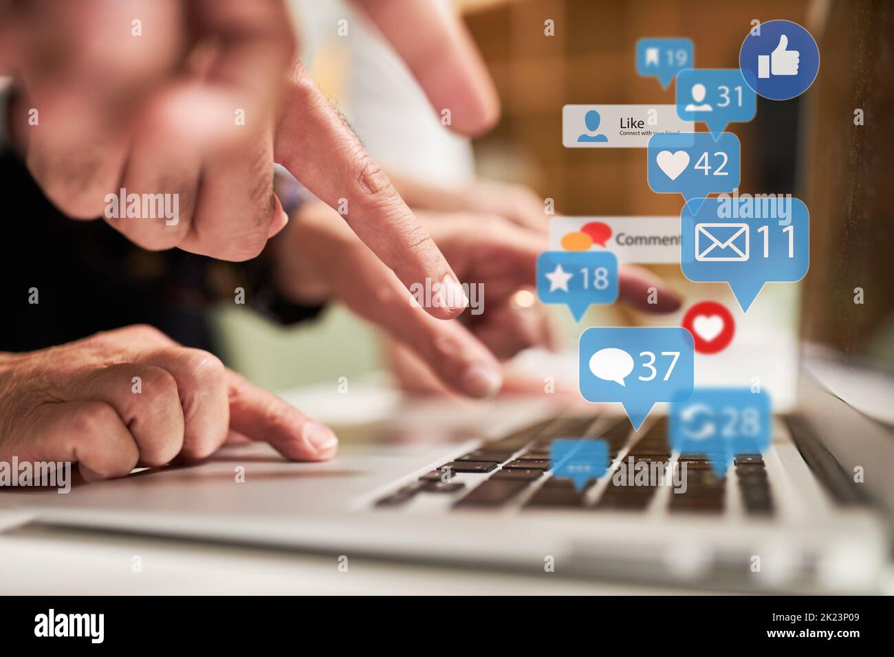 Fingertippen auf der Tastatur auf einem Laptop-Computer mit vielen Nachrichten-Icons als Social-Media-Konzept Stockfoto