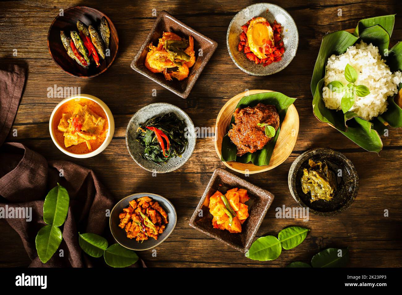 Nasi Padang. Traditionelle Reismahlzeit mit verschiedenen Minangessorten aus Padang, West-Sumatra Stockfoto