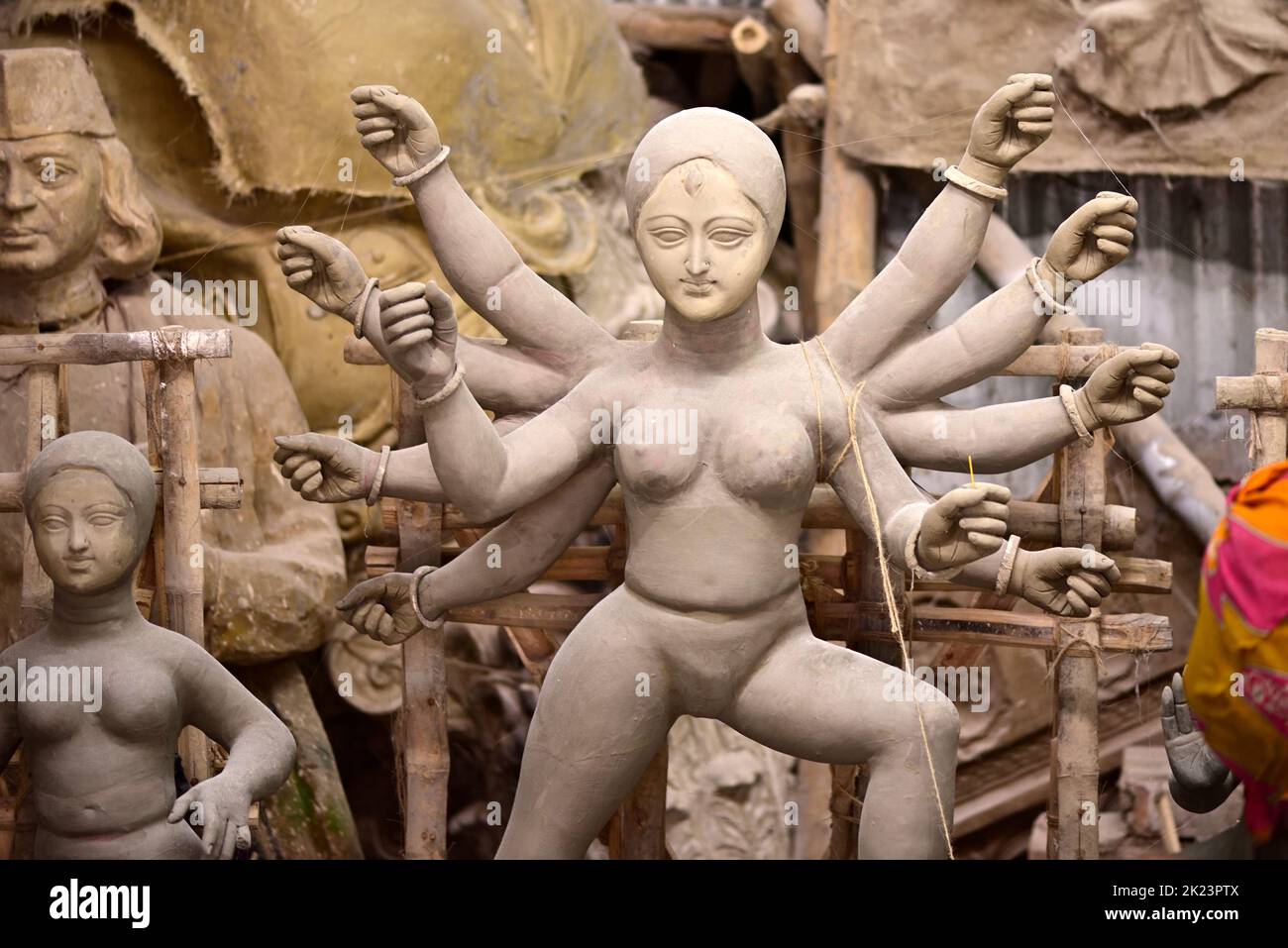 Göttinnen werden vor dem Fest mit Lehm vorbereitet. Idole werden für das Durga Puja Festival gemacht. Stockfoto