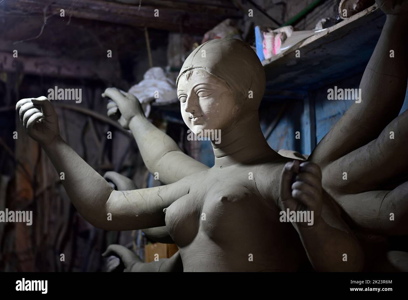Göttinnen werden vor dem Fest mit Lehm vorbereitet. Idole werden für das Durga Puja Festival gemacht. Stockfoto