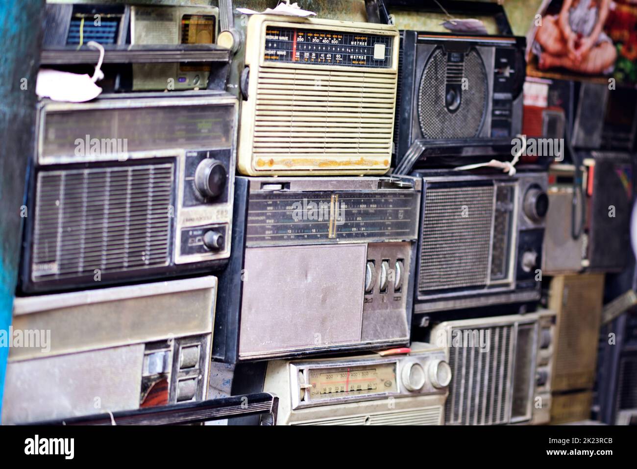 Viele alte Transistorradio in einer Reparaturwerkstatt Stockfoto