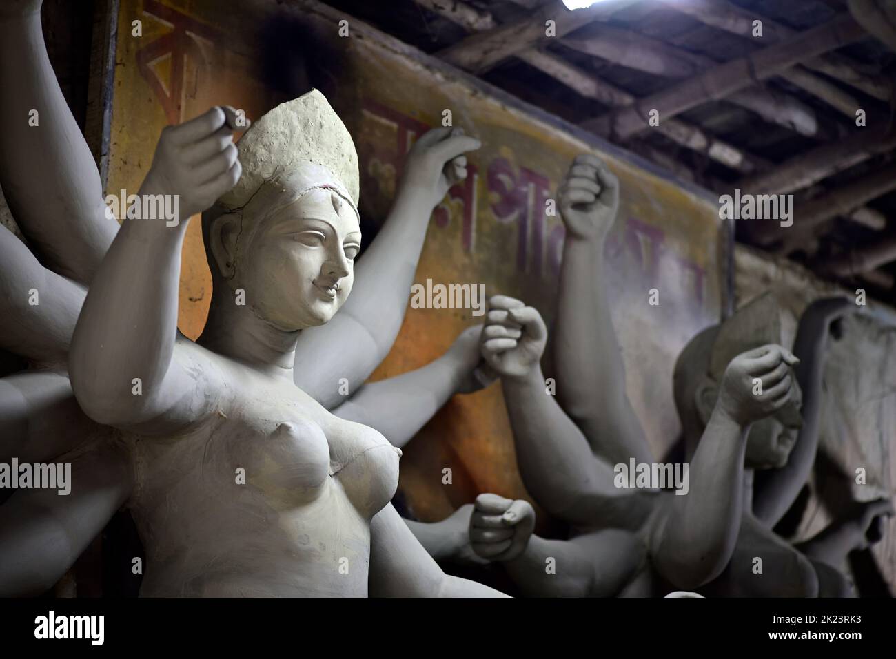 Göttinnen werden vor dem Fest mit Lehm vorbereitet. Idole werden für das Durga Puja Festival gemacht. Stockfoto
