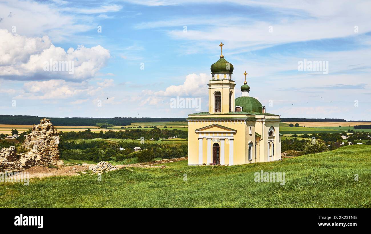 Wunderschöne Kirche und archäologische Stätte in einem grünen Feld an einem warmen sonnigen Tag Stockfoto