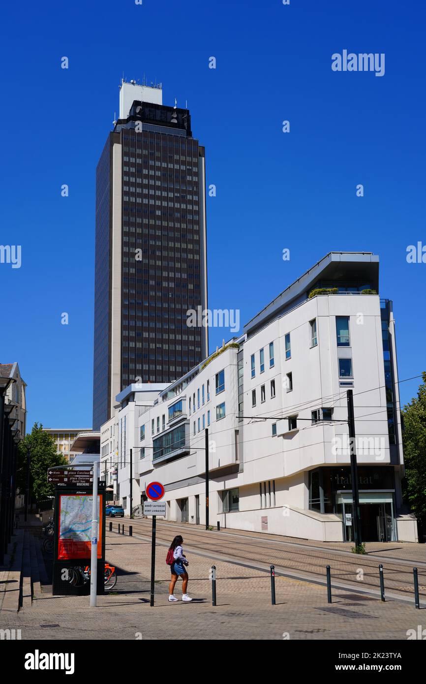 NANTES, FRANKREICH -10 AUG 2022- Blick auf den Tour Bretagne Tower, ein Wahrzeichen Wolkenkratzer in der Innenstadt von Nantes, Frankreich. Stockfoto