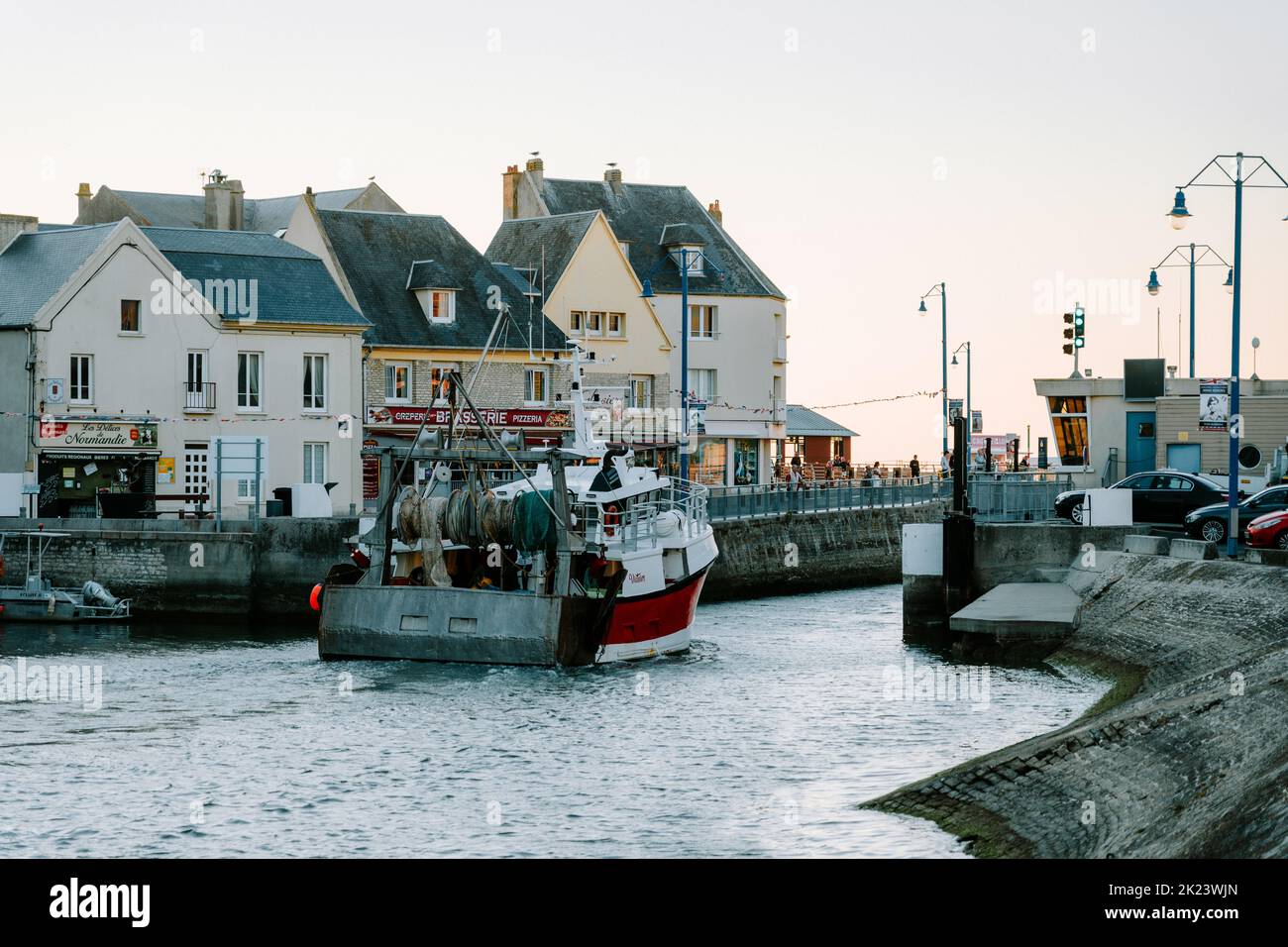 Seefischerei-Trawler verlässt die Docks in Port-en-Bessin Stockfoto