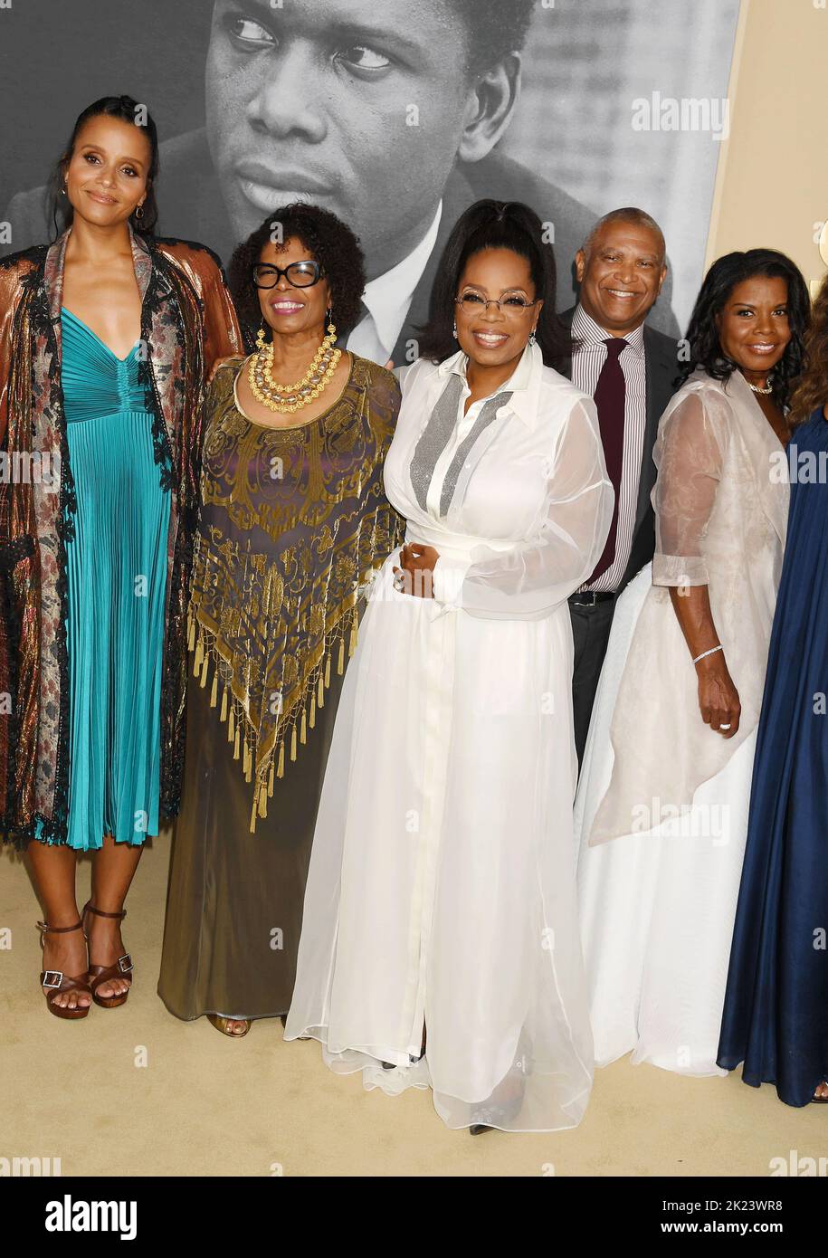 Los Angeles, Ca. 21. September 2022. (L-R) Sydney Tamiia Poitier, Beverly Poitier-Henderson, Oprah Winfrey, Reginald Hudlin, Sherri Poitier und Anika Poitier nehmen an der Premiere von Apple TV's „Sidney“ im Academy Museum of Motion Pictures am 21. September 2022 in Los Angeles, Kalifornien, Teil. Kredit: Jeffrey Mayer/Jtm Fotos/Media Punch/Alamy Live News Stockfoto