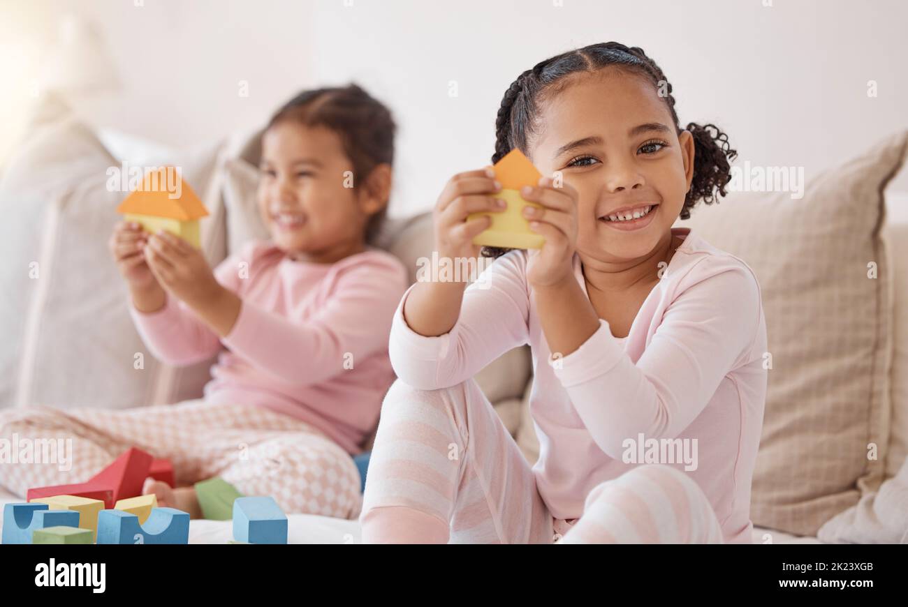 Spielen, Spaß und Bausteine mit Kindern am Morgen für Lernen, Jugend und kreative Entwicklung Spiel im Familienhaus. Kindergarten, Regenbogen und Stockfoto