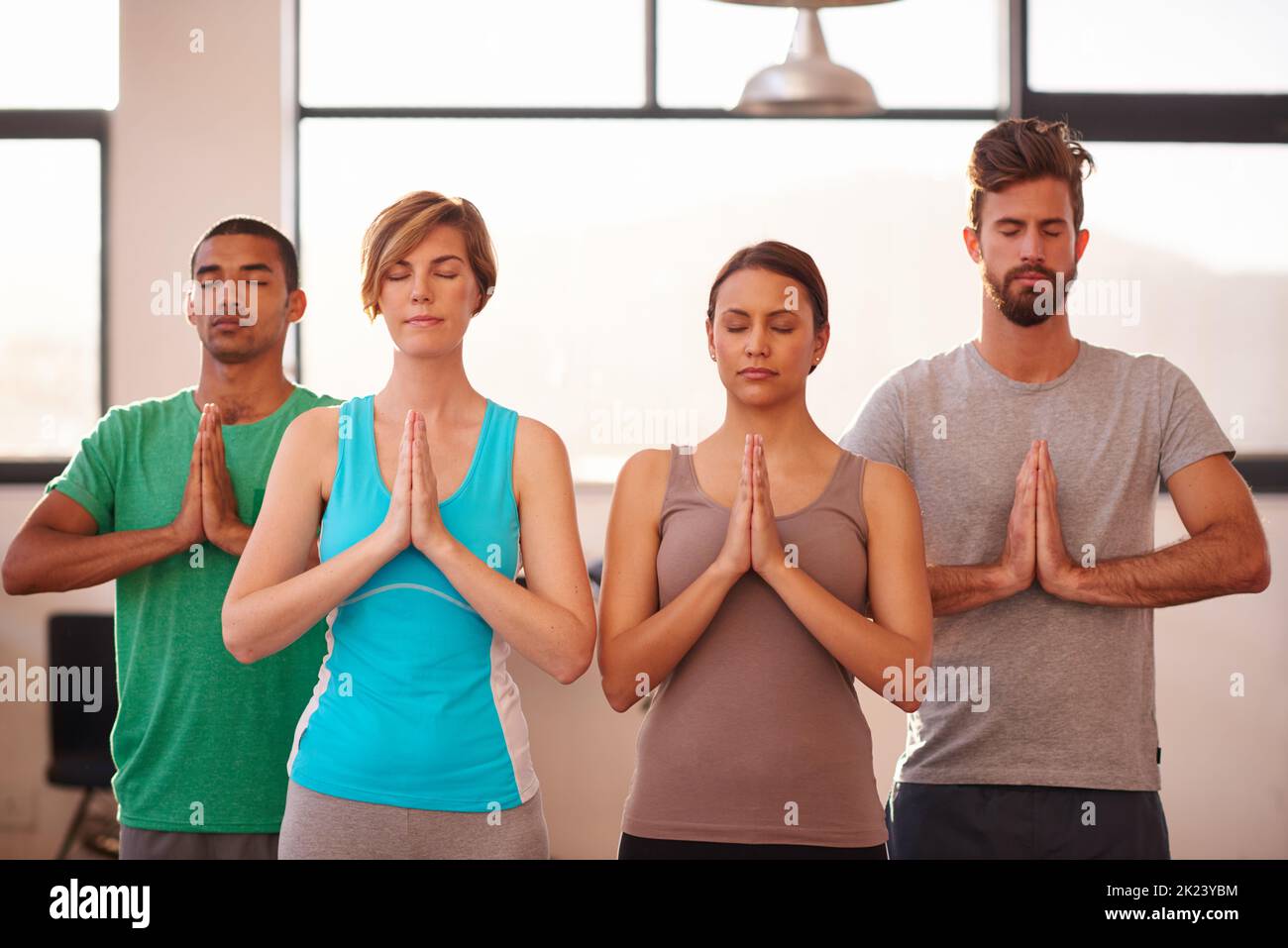 Yoga hilft dir, dein heiliges selbst zu erreichen. Eine Gruppe von Menschen, die zusammen Yoga machen. Stockfoto