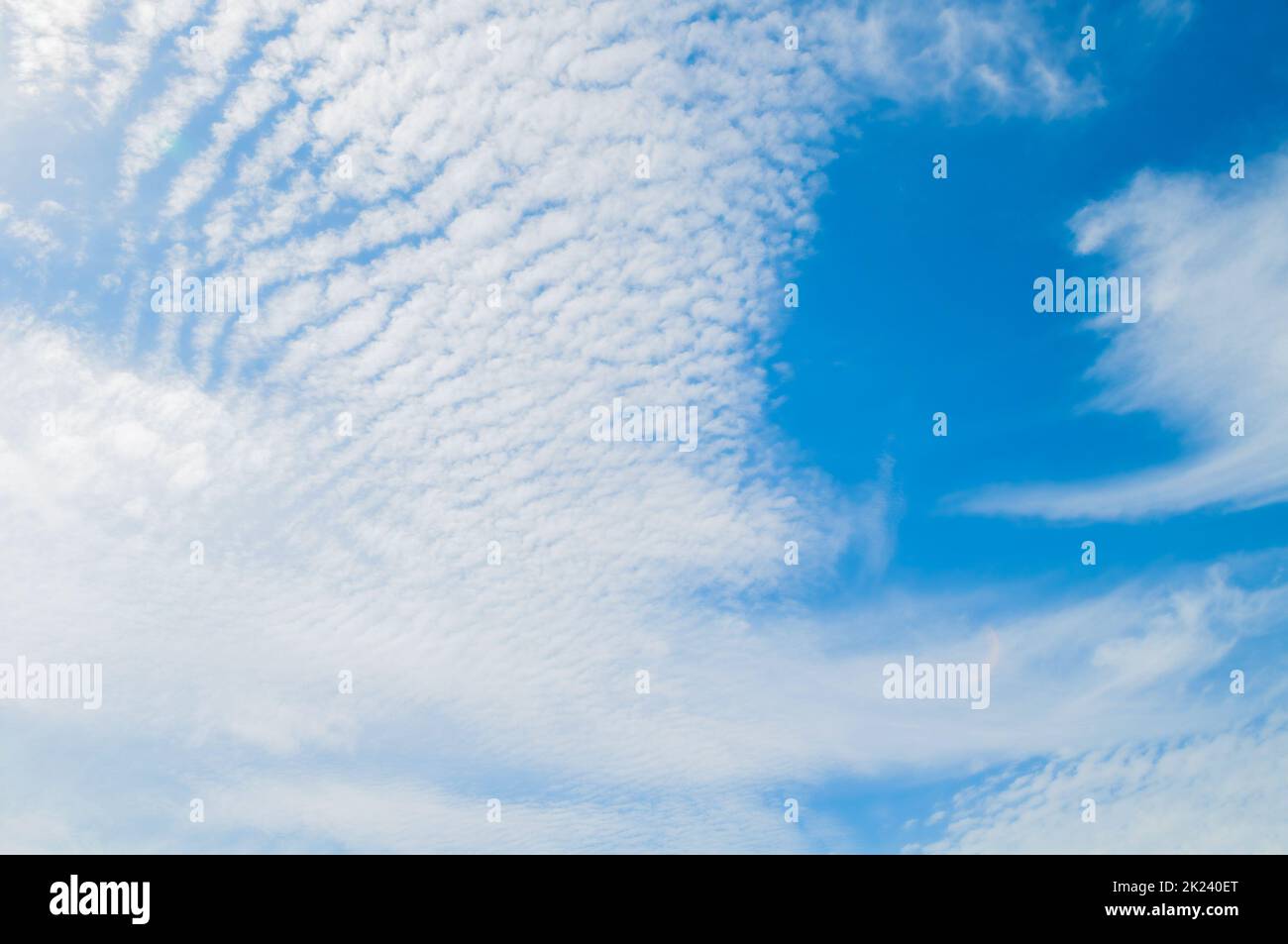 Blauer Himmel im Hintergrund, malerische weite Himmelslandschaft mit dramatischen Wolken Stockfoto