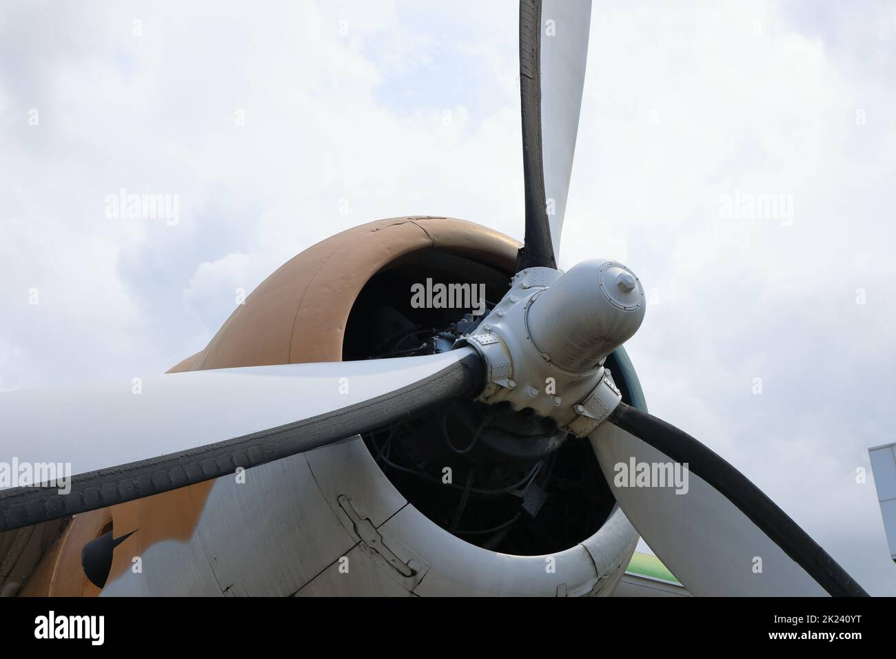 Nahaufnahme von Motor und Propeller des Oldtimer-Flugzeugs. Stockfoto
